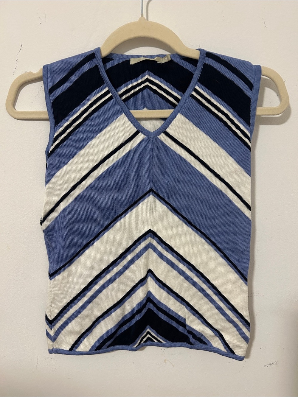 Cool Retro Sleeveless V-Neck Chevron Knit Top in Purple, Black & White- Size 7